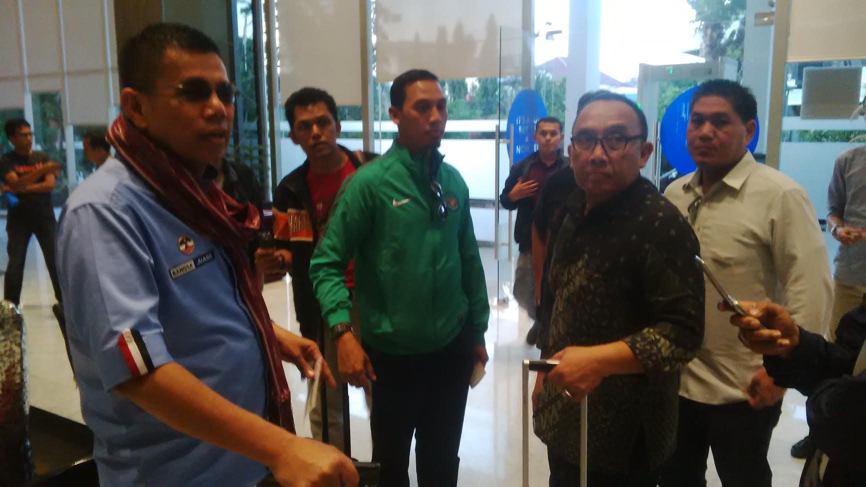 Pelaksana tugas (Plt) Ketua Umum (Ketum) Persatuan Sepakbola Seluruh Indonesia (PSSI), Hinca Panjaitan (kiri) beserta pengurus PSSI. - INDOSPORT